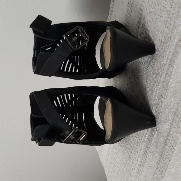 Shoe dazzle black wedge booties, Lazer cut, ankle strap, summer wedge, occasion - Picture 4 of 7